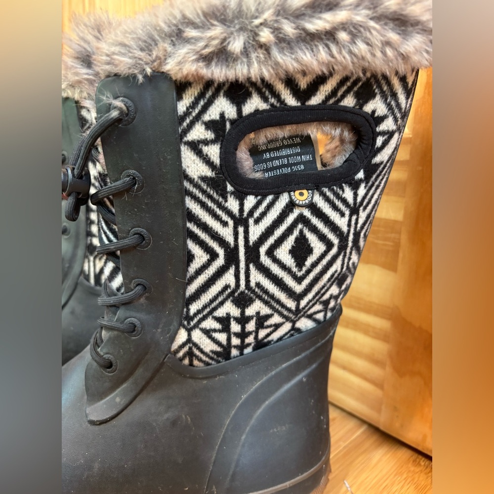 Black and White womens Winter BOG Boots.